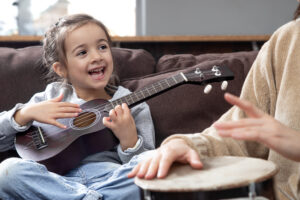 Existem diversas opções de instrumento musical disponíveis e muitas dúvidas surgem quando se pensa em introduzir as crianças na música