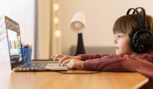 as crianças que passam muito tempo em frente às telas tendem a ter menos interações sociais e menos oportunidades de desenvolver habilidades de comunicação