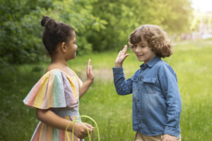 É essencial promover atividades que desenvolvam a empatia nas crianças, a fim de criar um mundo mais solidário, generoso e compreensivo.