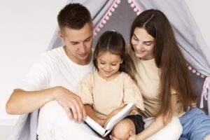 Ler com a criança pode ser uma atividade incrivelmente enriquecedora para pais e filhos. Essa atividade fortalece laços entre pais e filhos.