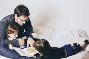 A leitura em conjunto pode ser uma ótima ferramenta para criar momentos de conexão e fortalecer o vínculo entre pais e filhos