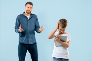 Na infância, é comum que as crianças recebam rótulos de diversas maneiras, como "preguiçosa", "tímida", "agressiva", entre outras.